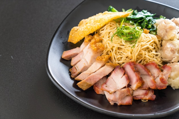 Fideos De Huevo Con Cerdo Asado Rojo