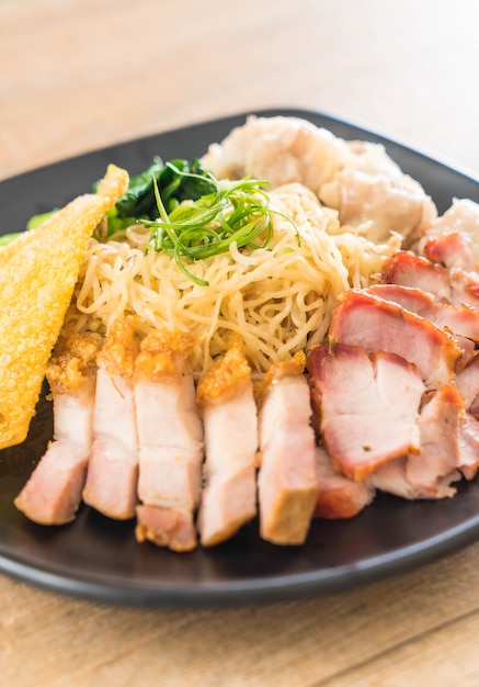 Fideos De Huevo Con Cerdo Asado Rojo