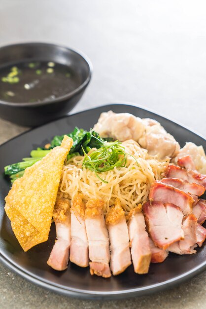 Fideos De Huevo Con Cerdo Asado Rojo