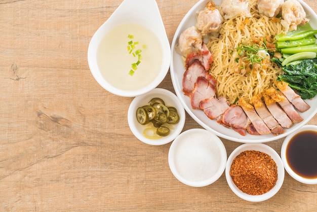 Fideos De Huevo Con Cerdo Asado Rojo