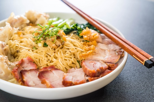 Fideos De Huevo Con Cerdo Asado Rojo