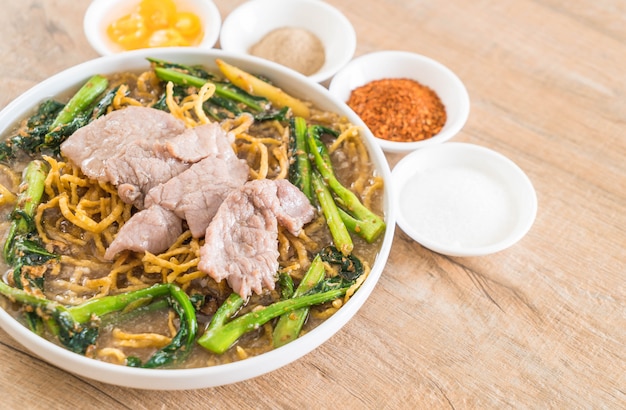 fideos de huevo crujientes con brócoli chino y carne de cerdo