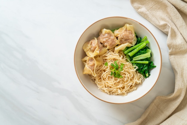 fideos de huevo deshidratados con wonton de cerdo o albóndigas de cerdo sin sopa estilo asiático