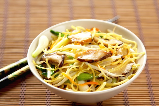 Fideos de huevo fritos con champiñones y verduras