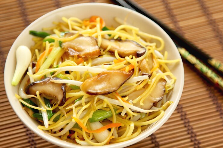 Fideos de huevo fritos con champiñones y verduras