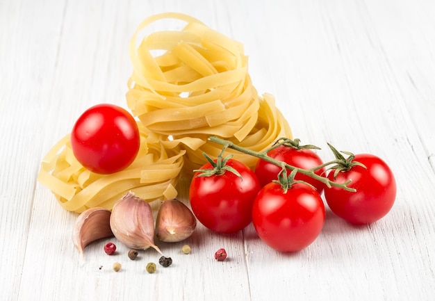 Fideos de huevo de nido con tomate y ajo