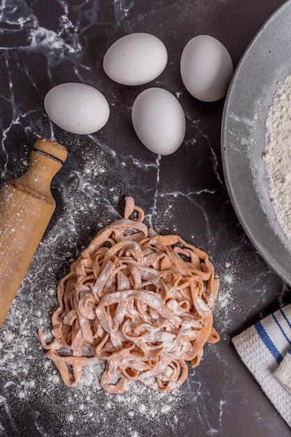 Foto fideos de huevo de pasta italiana fresca