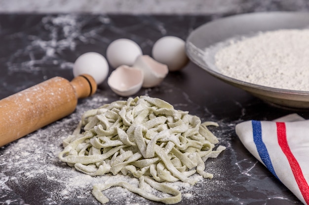 Foto fideos de huevo de pasta italiana fresca