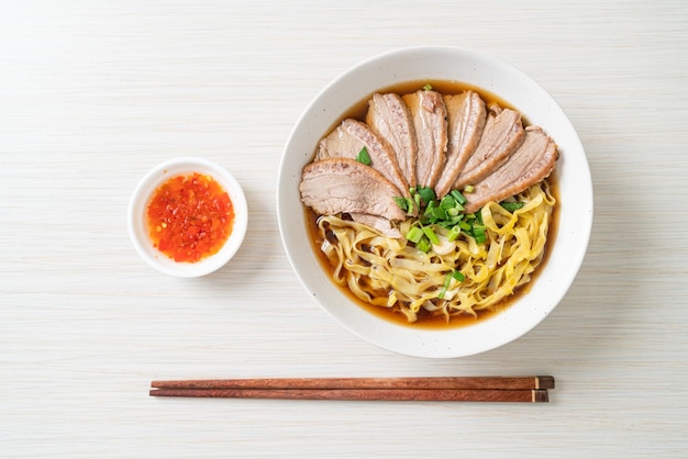 fideos de huevo con pato guisado en sopa marrón - Estilo de comida asiática