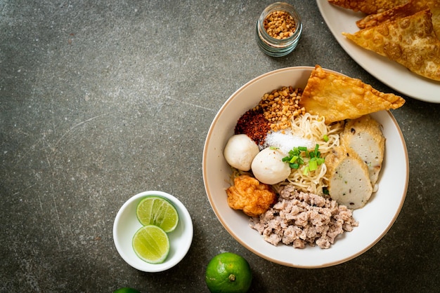 fideos de huevo picantes con bolas de pescado y bolas de camarones sin sopa - estilo de comida asiática