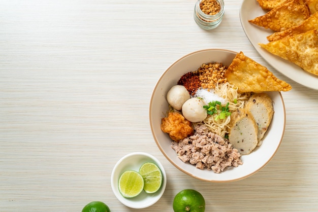 fideos de huevo picantes con bolas de pescado y bolas de camarones sin sopa - estilo de comida asiática