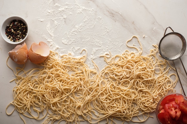 Fideos de huevo seco, espagueti fresco crudo