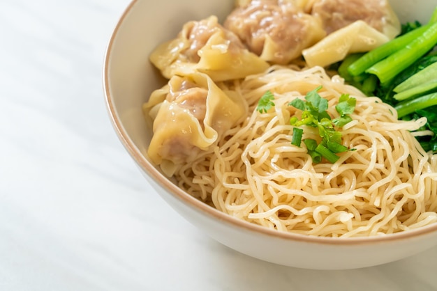 Fideos de huevo secos con wonton de cerdo o albóndigas de cerdo sin sopa