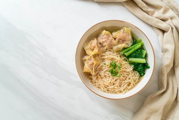 fideos de huevo con sopa wonton de cerdo o sopa de albóndigas de cerdo y verduras - estilo de comida asiática