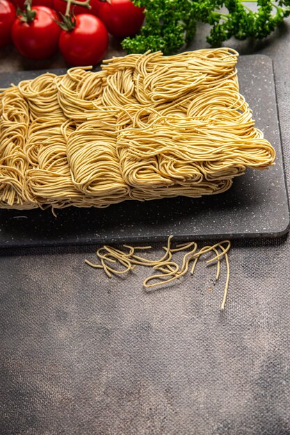 fideos de huevo trigo duro naturaleza delicioso bocadillo comida saludable comida bocadillo en la mesa espacio de copia comida