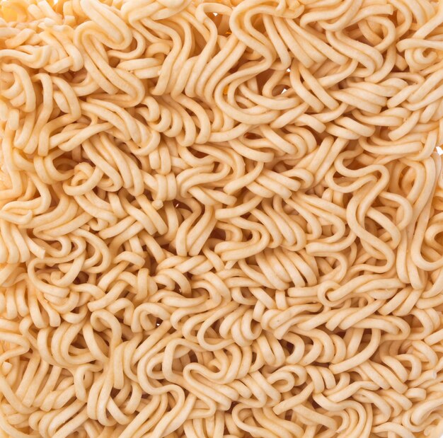 Fideos instantáneos, aislados en fondo blanco