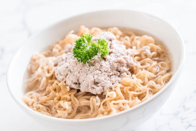 fideos instantáneos con carne de cerdo picada