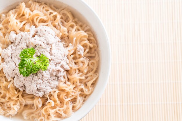 fideos instantáneos con carne de cerdo picada