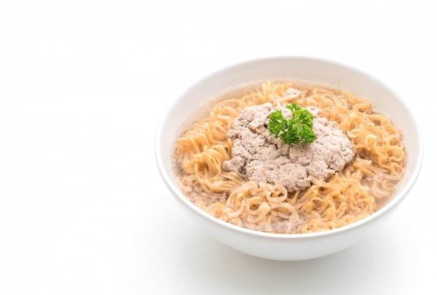 fideos instantáneos con carne de cerdo picada