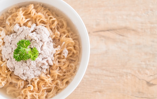 Fideos instantáneos con carne de cerdo picada