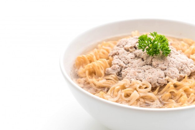 Fideos instantáneos con carne de cerdo picada