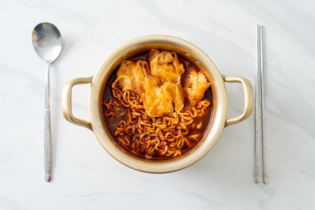 Fideos instantáneos coreanos con albóndigas