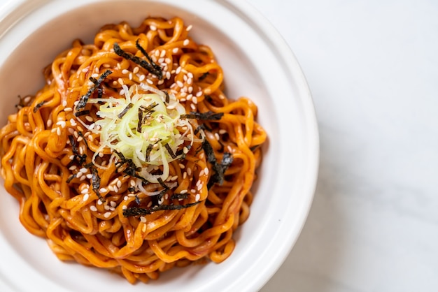 Fideos instantáneos coreanos calientes y picantes con kimchi