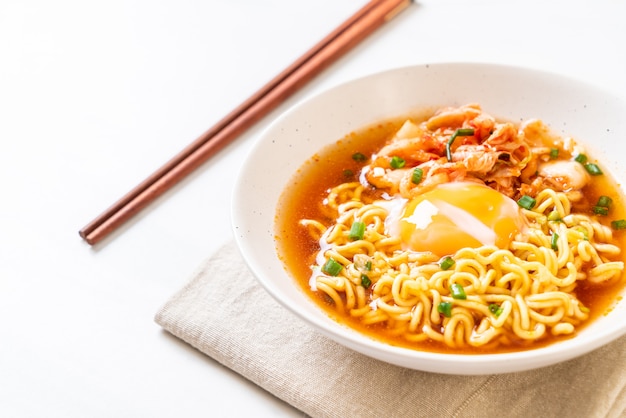 Fideos instantáneos coreanos con kimchi y huevo