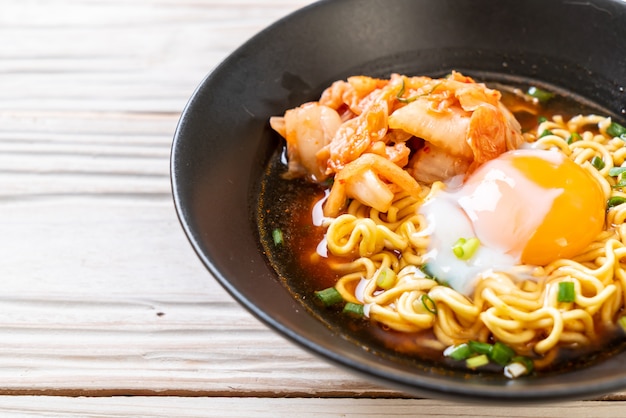 Fideos instantáneos coreanos con kimchi y huevo