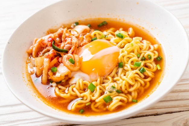 Fideos instantáneos coreanos con kimchi y huevo