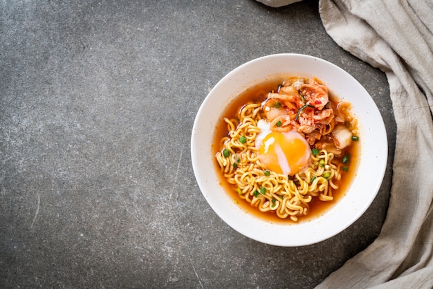 Fideos instantáneos coreanos con kimchi y huevo