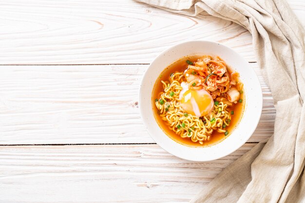 Fideos instantáneos coreanos con kimchi y huevo