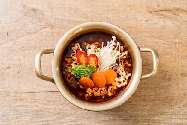 fideos instantáneos coreanos en olla dorada