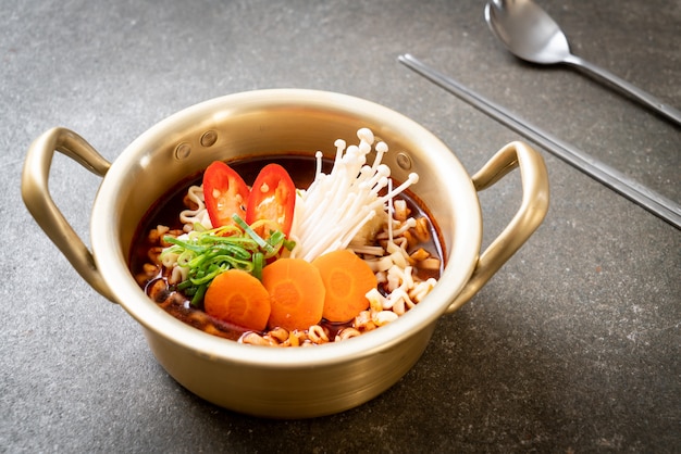 Fideos instantáneos coreanos en olla dorada