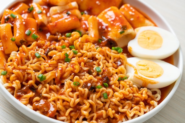 Fideos instantáneos coreanos con pastel de arroz coreano y pastel de pescado y huevo cocido - Rabokki - Estilo de comida coreana