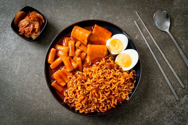 Fideos instantáneos coreanos con pastel de arroz coreano y pastel de pescado y huevo cocido - Rabokki - Estilo de comida coreana