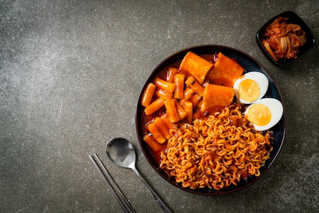 Fideos instantáneos coreanos con pastel de arroz coreano y pastel de pescado y huevo cocido