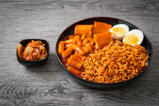 Fideos instantáneos coreanos con pastel de arroz coreano y pastel de pescado y huevo cocido