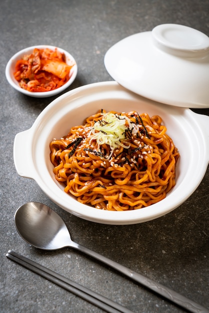 Fideos instantáneos coreanos picantes y calientes con kimchi