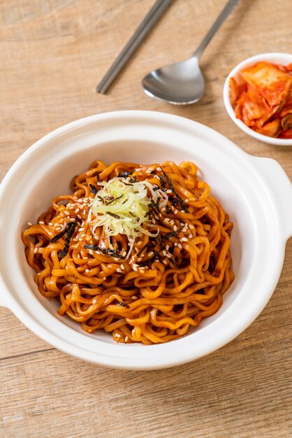 Fideos instantáneos coreanos picantes y calientes con kimchi