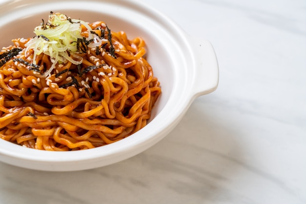 Fideos instantáneos coreanos picantes y calientes con kimchi