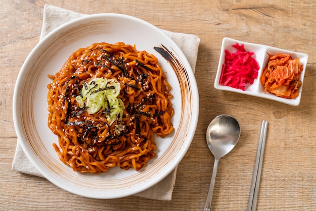 Fideos instantáneos coreanos picantes y calientes con kimchi