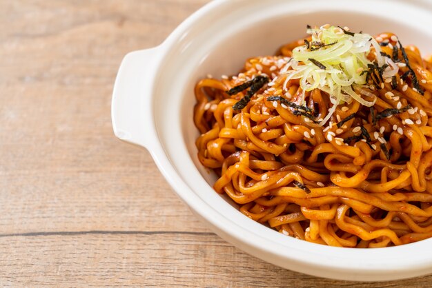 Fideos instantáneos coreanos picantes y calientes con kimchi