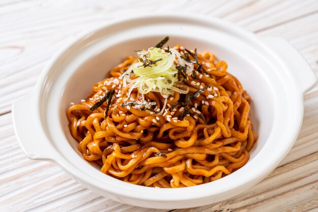 Fideos instantáneos coreanos picantes y calientes con kimchi