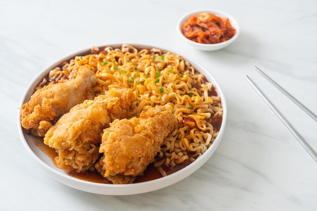 fideos instantáneos coreanos con pollo frito o pollo frito ramyeon - estilo de comida coreano