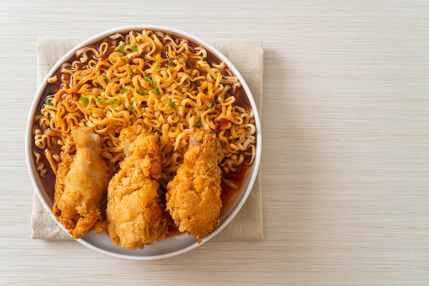 fideos instantáneos coreanos con pollo frito o pollo frito ramyeon - estilo de comida coreano