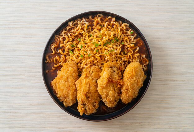fideos instantáneos coreanos con pollo frito o ramyeon de pollo freído