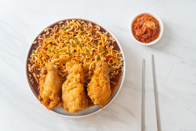 fideos instantáneos coreanos con pollo frito o ramyeon de pollo freído