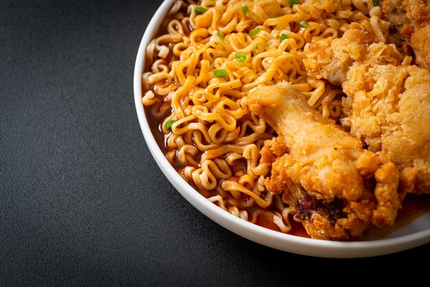 fideos instantáneos coreanos con pollo frito o ramyeon de pollo freído