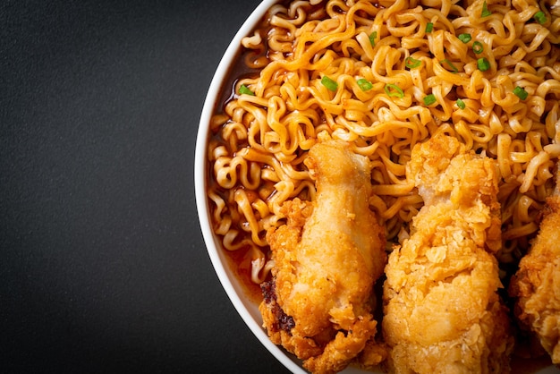 fideos instantáneos coreanos con pollo frito o ramyeon de pollo freído